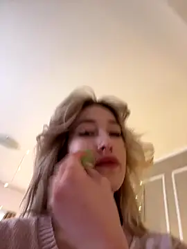 SerenaBennet online show from 12-23-25, 08:34