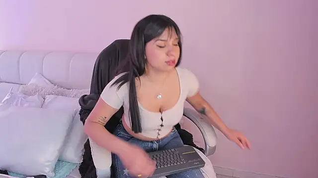 Snapshot of lucy_Bensonn chatting on 03-21-25, 03:57 lucy Bensonn online show from 03-21-25, 03:57