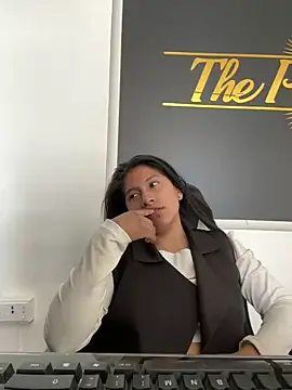 LinnaGardenia online show from 12-19-24, 04:46