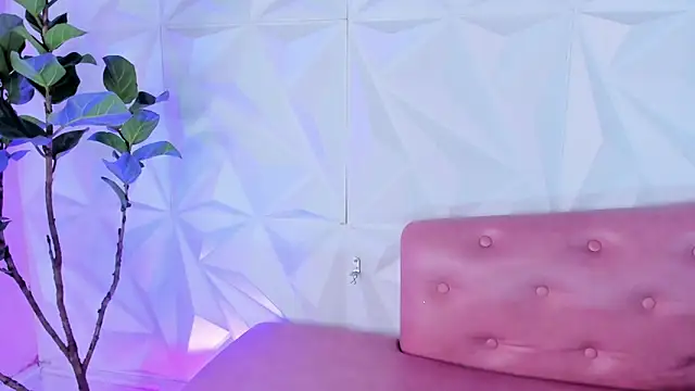 LinnaGardenia online show from 02-10-25, 04:47