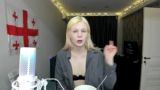 Snapshot of sashakiss99 chatting on 02-19-25, 03:49 sashakiss99 online show from 02-19-25, 03:49