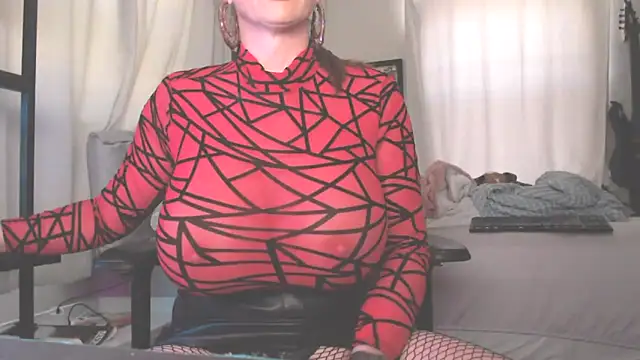 Snapshot of TSCassandraLove chatting on 10-13-25, 03:01 TSCassandraLove online show from 10-13-25, 03:01