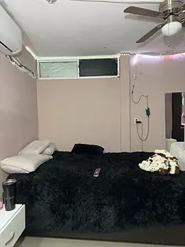 Snapshot of DarianaGuzz chatting on 01-24-25, 12:52 DarianaGuzz online show from 01-24-25, 12:52