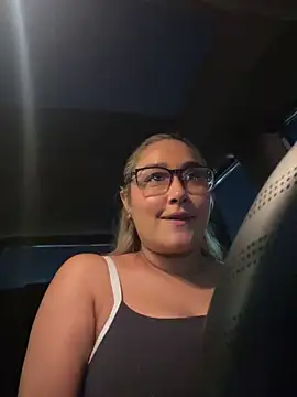 Snapshot of DarianaGuzz chatting on 10-21-25, 01:39 DarianaGuzz online show from 10-21-25, 01:39