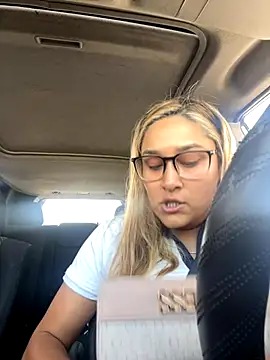 Snapshot of DarianaGuzz chatting on 10-21-25, 06:41 DarianaGuzz online show from 10-21-25, 06:41