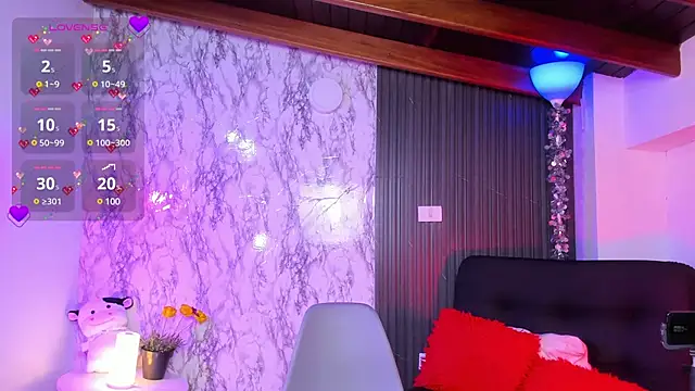 Snapshot of chloe_blue chatting on 02-18-25, 11:44 chloe blue online show from 02-18-25, 11:44