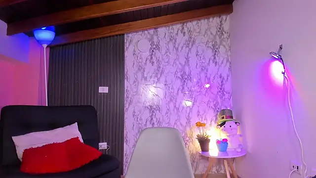 Snapshot of chloe_blue chatting on 10-18-25, 11:33 chloe blue online show from 10-18-25, 11:33