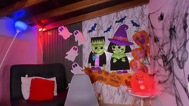 Snapshot of chloe_blue chatting on 10-31-25, 12:28 chloe blue online show from 10-31-25, 12:28