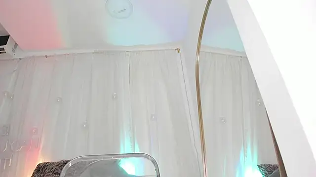 Snapshot of Petite_Lucie chatting on 01-04-25, 01:10 Petite Lucie online show from 01-04-25, 01:10