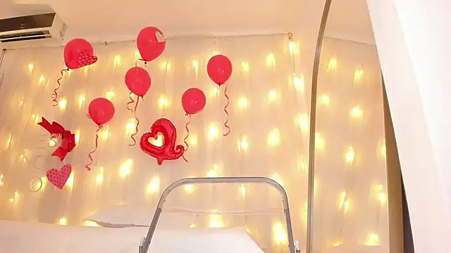 Snapshot of Petite_Lucie chatting on 02-13-25, 10:11 Petite Lucie online show from 02-13-25, 10:11