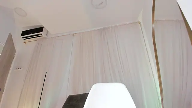 Snapshot of Petite_Lucie chatting on 09-24-25, 07:06 Petite Lucie online show from 09-24-25, 07:06