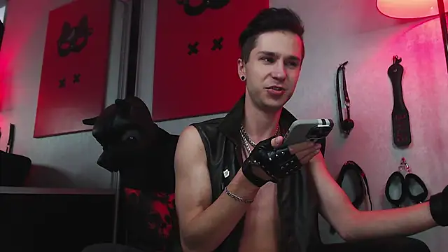 Joseph  Quinn online show from 03-02-25, 02:10