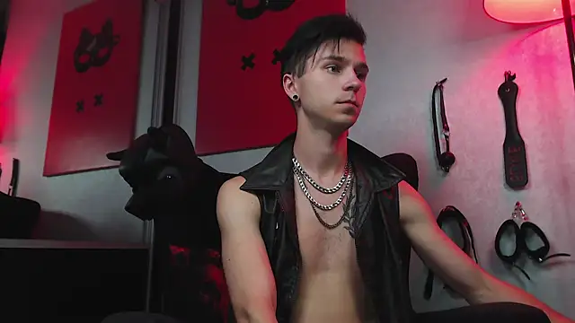 Joseph  Quinn online show from 03-02-25, 05:14