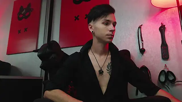 Joseph  Quinn online show from 03-07-25, 08:13