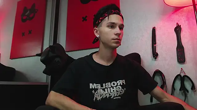 Joseph  Quinn online show from 03-22-25, 11:53