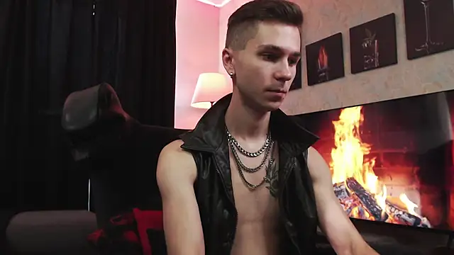 Joseph  Quinn online show from 09-10-25, 08:25