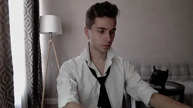 Joseph  Quinn online show from 09-30-25, 05:01