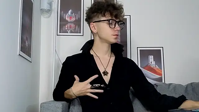 Joseph  Quinn online show from 01-09-26, 01:30