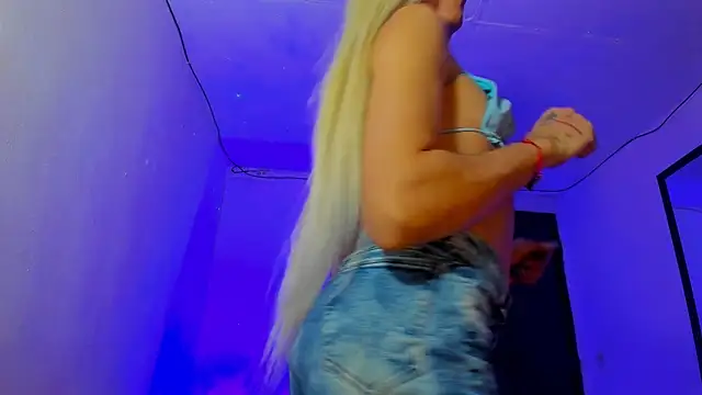 Snapshot of emperatrizhotwolf chatting on 03-02-25, 01:38 emperatrizhotwolf online show from 03-02-25, 01:38