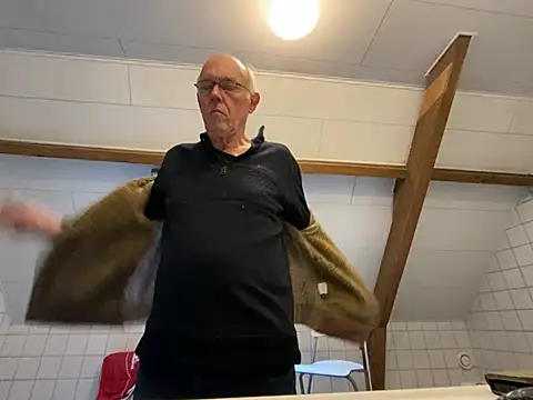 Snapshot of martxxxxx chatting on 12-22-24, 10:38 martxxxxx online show from 12-22-24, 10:38