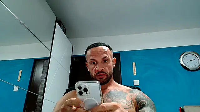 Snapshot of Magnificmuscles89 chatting on 10-01-25, 11:44 Magnificmuscles89 online show from 10-01-25, 11:44
