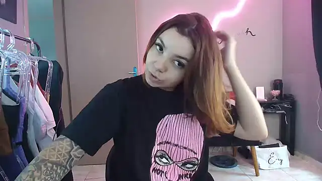 Snapshot of HotRuiva chatting on 12-24-24, 06:06 HotRuiva online show from 12-24-24, 06:06