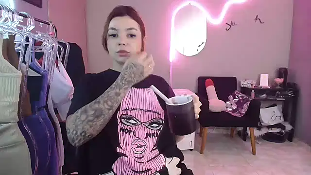 Snapshot of HotRuiva chatting on 12-27-24, 01:50 HotRuiva online show from 12-27-24, 01:50