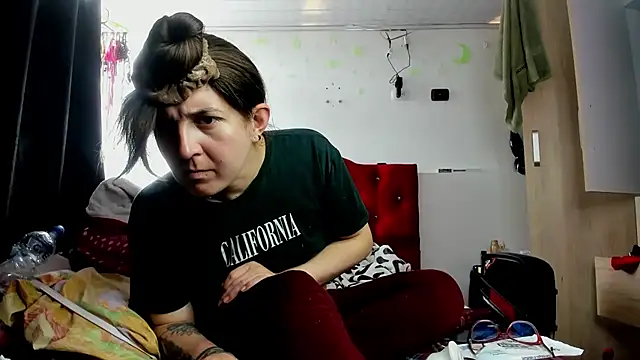 Snapshot of Sweet-Suck69 chatting on 03-18-25, 04:59 Sweet-Suck69 online show from 03-18-25, 04:59