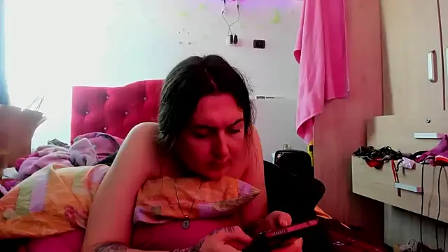 Snapshot of Sweet-Suck69 chatting on 03-21-25, 04:07 Sweet-Suck69 online show from 03-21-25, 04:07