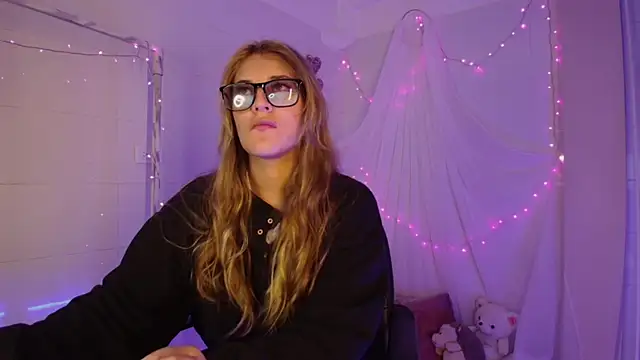 Giia paiige18 online show from 10-31-25, 03:07