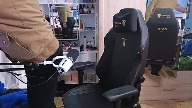 Snapshot of MemiKouki chatting on 01-09-25, 04:49 MemiKouki online show from 01-09-25, 04:49