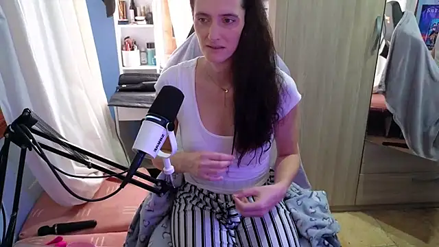 Snapshot of MemiKouki chatting on 10-25-25, 05:19 MemiKouki online show from 10-25-25, 05:19