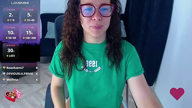 Snapshot of SharonR1 chatting on 02-08-26, 02:09 SharonR1 online show from 02-08-26, 02:09