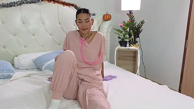 Snapshot of iwantbee chatting on 10-31-25, 02:01 iwantbee online show from 10-31-25, 02:01