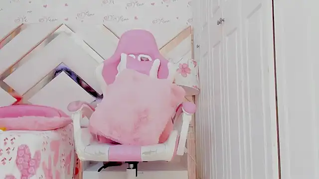 Snapshot of BriggitteEbonny chatting on 12-17-24, 11:49 BriggitteEbonny online show from 12-17-24, 11:49