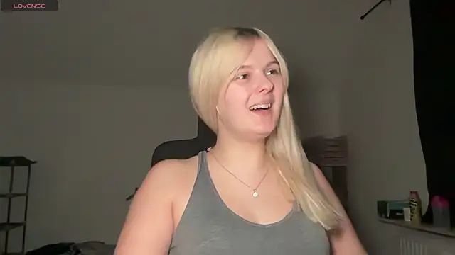 Snapshot of Allylove03 chatting on 09-22-25, 06:10 Allylove03 online show from 09-22-25, 06:10