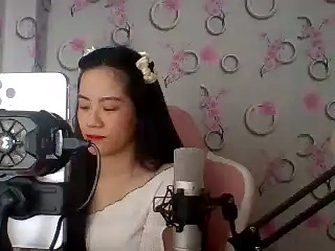 Snapshot of Nana-68 chatting on 02-05-25, 04:06 Nana-68 online show from 02-05-25, 04:06