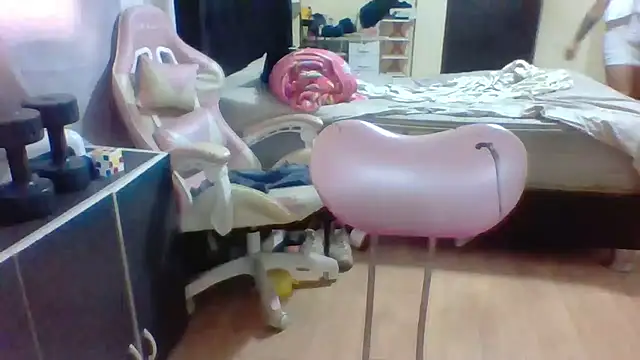 Snapshot of Jennxdolls chatting on 02-15-25, 04:45 Jennxdolls online show from 02-15-25, 04:45