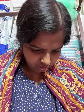 Snapshot of Beauty-queen chatting on 03-08-25, 09:06 Beauty-queen online show from 03-08-25, 09:06