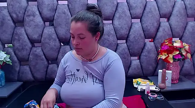 Snapshot of SaraThomso chatting on 12-15-24, 06:07 SaraThomso online show from 12-15-24, 06:07