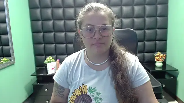 Snapshot of SaraThomso chatting on 02-02-25, 01:30 SaraThomso online show from 02-02-25, 01:30