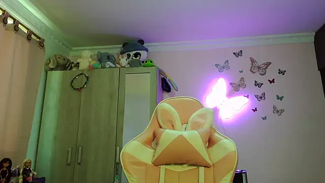 caroline jonson online show from 03-26-26, 06:02