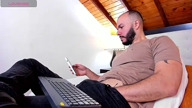 Snapshot of Tom_Bailey chatting on 10-19-25, 01:34 Tom Bailey online show from 10-19-25, 01:34