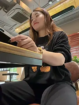 Snapshot of Emily_9xx chatting on 11-12-25, 02:01 Emily 9xx online show from 11-12-25, 02:01