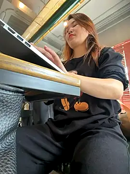 Snapshot of Emily_9xx chatting on 11-21-25, 03:49 Emily 9xx online show from 11-21-25, 03:49