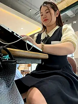 Snapshot of Emily_9xx chatting on 11-30-25, 05:33 Emily 9xx online show from 11-30-25, 05:33