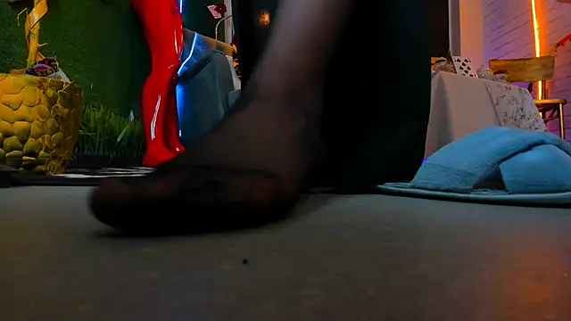 Snapshot of LolaLemona chatting on 12-12-24, 05:04 LolaLemona online show from 12-12-24, 05:04