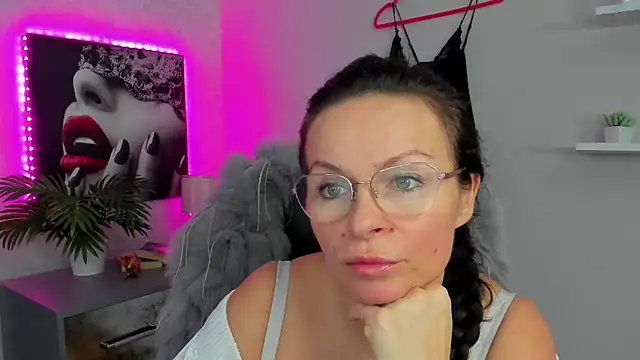 HelenLuxx online show from 02-04-25, 10:21