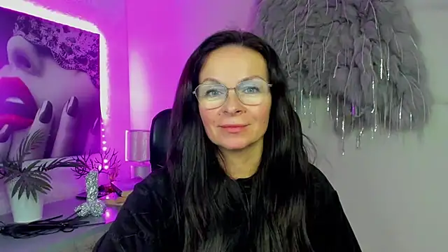 HelenLuxx online show from 12-19-25, 04:14