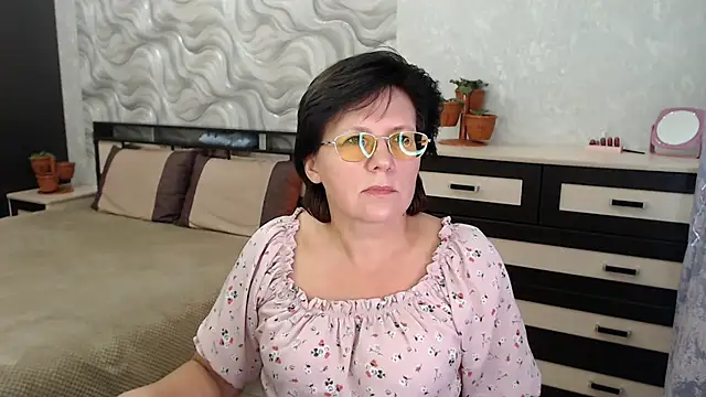 Snapshot of VitaCharm chatting on 12-14-24, 08:40 VitaCharm online show from 12-14-24, 08:40